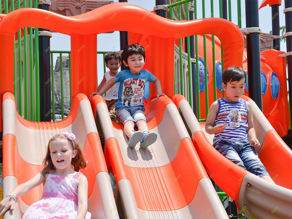 Diapositiva de pl&aacute;stico hecha de molde rotacional de aluminio.