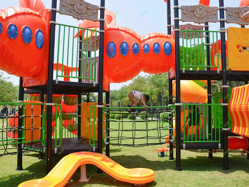 T&uacute;nel de pl&aacute;stico fabricado con molde rotacional de aluminio.