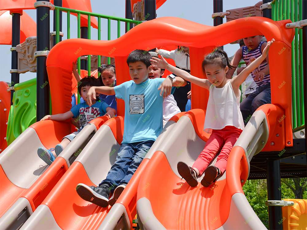 Corredera de pl&aacute;stico segmentada hecha de molde rotacional de aluminio.